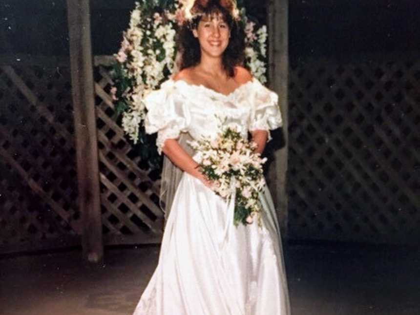 Moça usa vestido de noiva para homenagear a mãe
