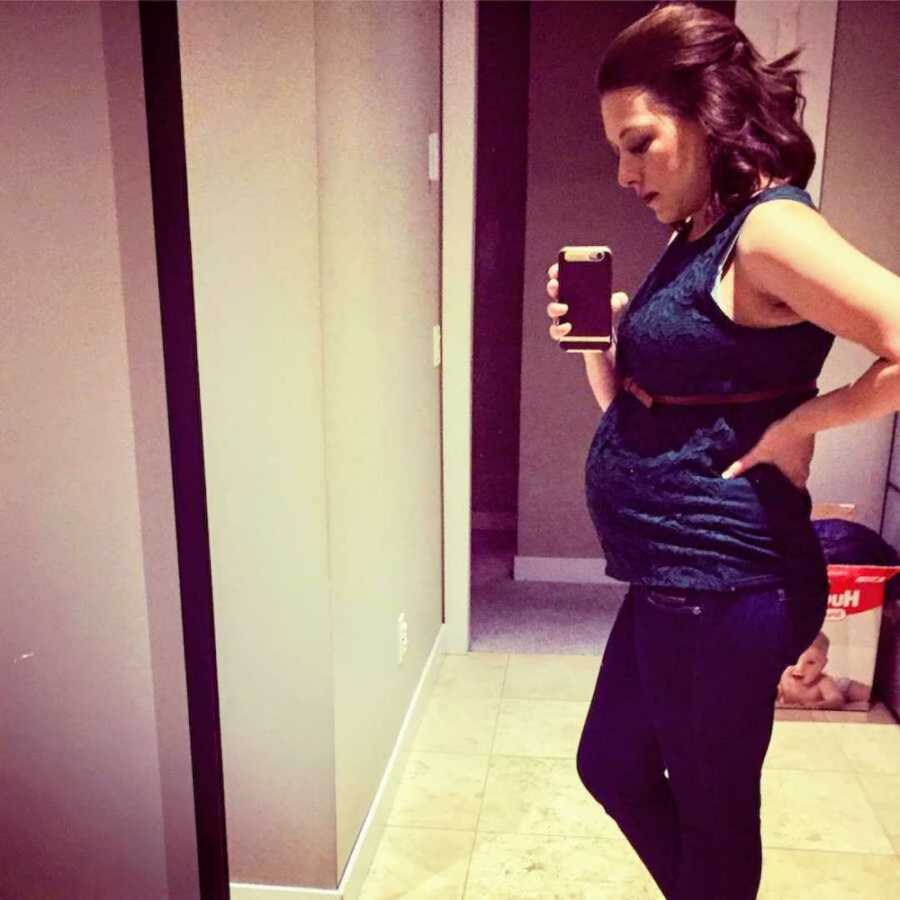 Pregnant Jehovah's witness with Graves’ Disease takes mirror selfie