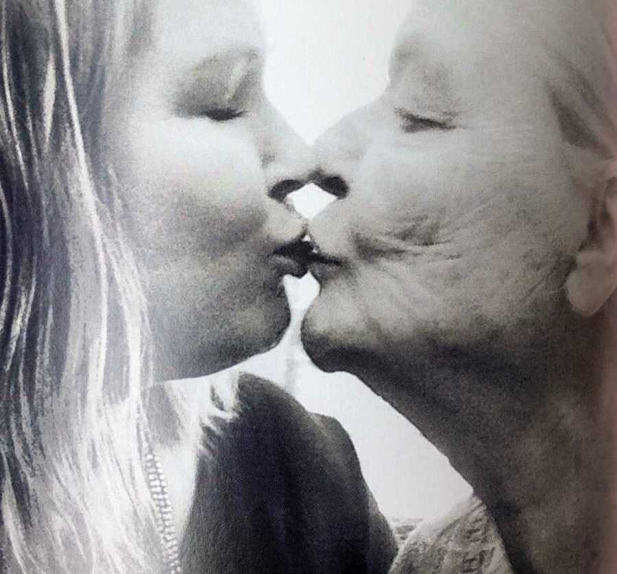 daughter kissing Alzheimer's mama
