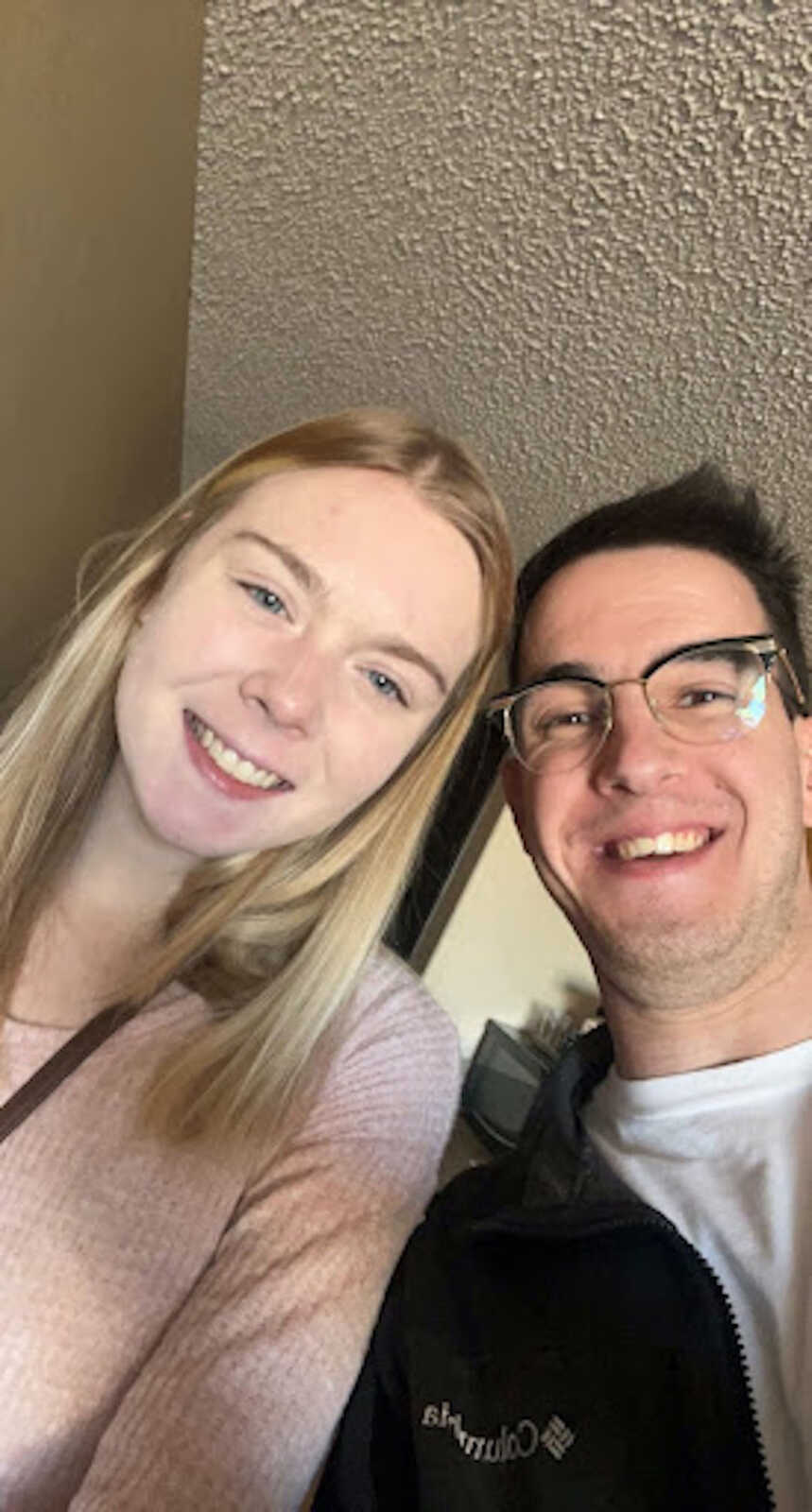 woman in ED recovery takes a selfie with her supportive boyfriend